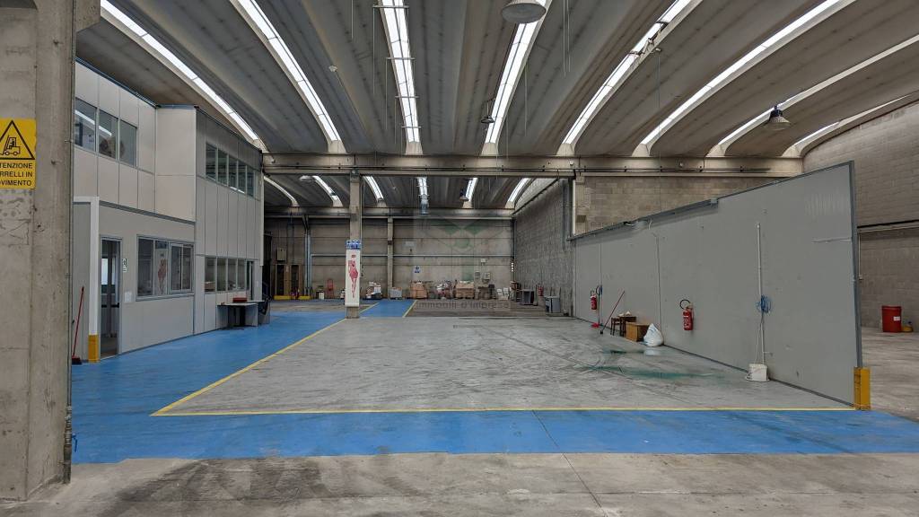 locale commerciale in vendita a Cambiago