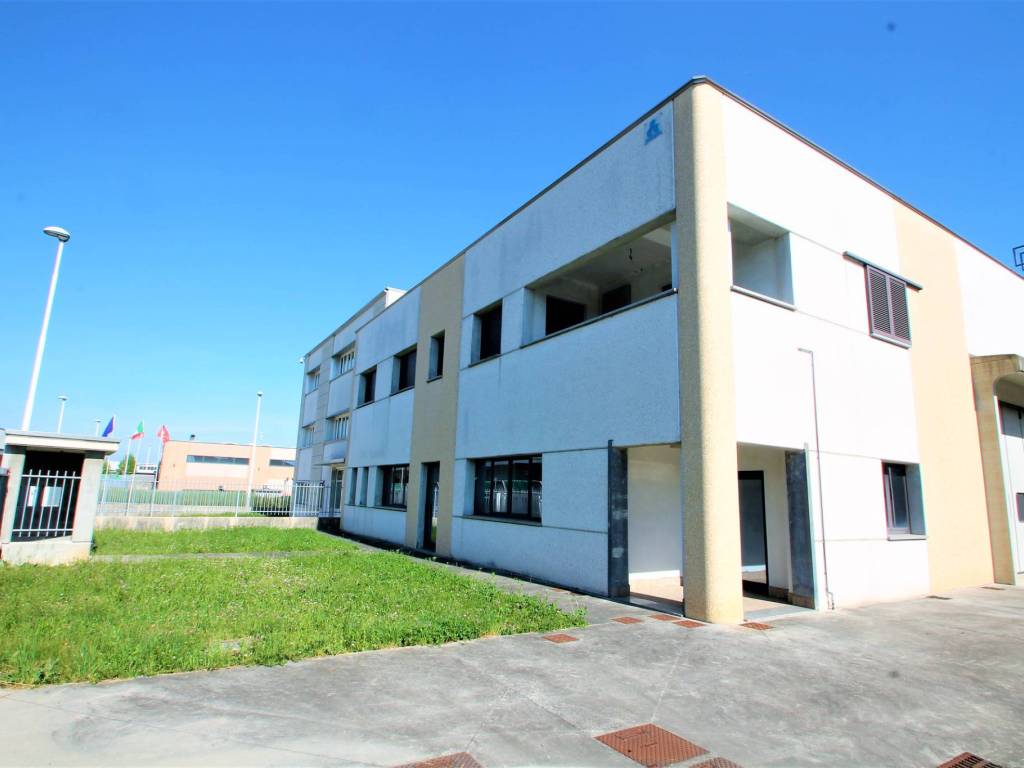 locale commerciale in vendita a Cambiago