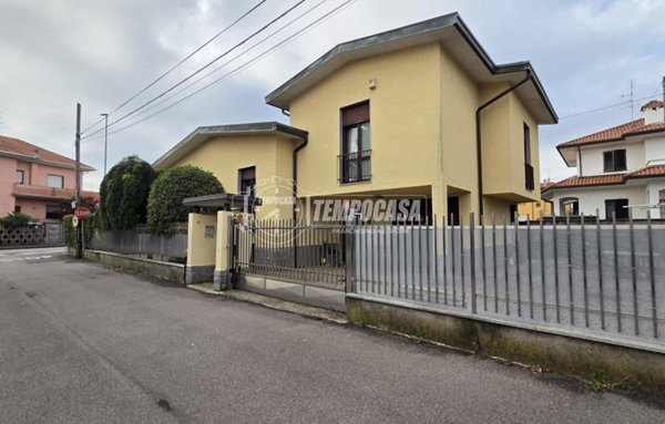 casa indipendente in vendita a Canegrate