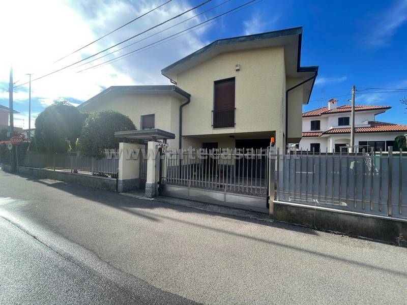 casa indipendente in vendita a Canegrate