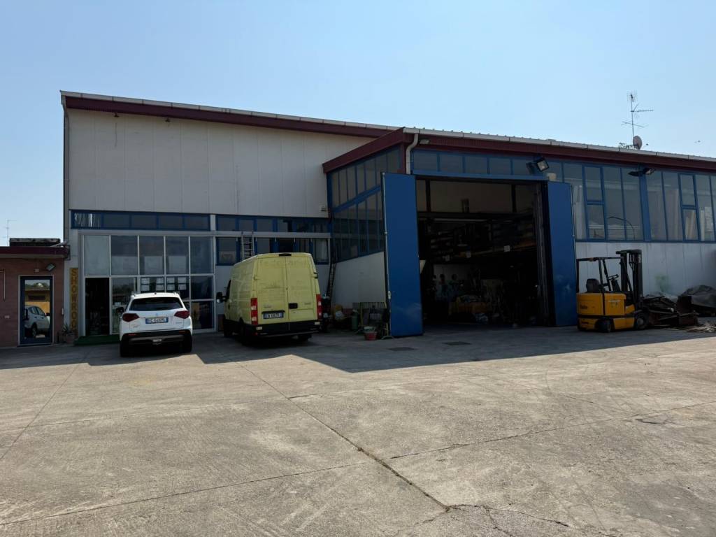 locale commerciale in vendita a Canegrate
