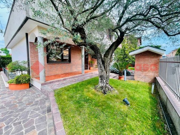 casa indipendente in vendita a Canegrate