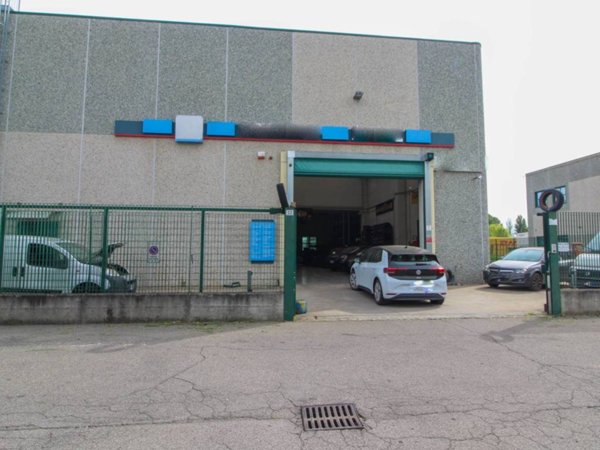 locale commerciale in vendita a Carpiano