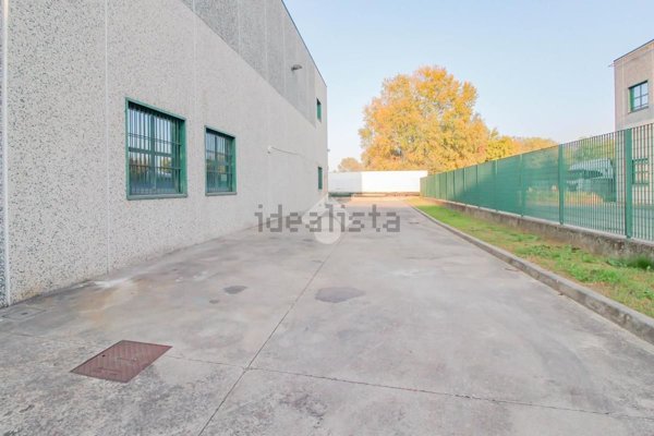 capannone in vendita a Carpiano