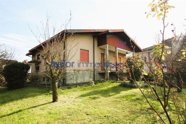 casa indipendente in vendita a Carpiano in zona Ortigherio