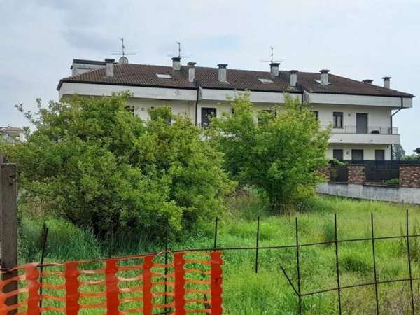 terreno edificabile in vendita a Carpiano