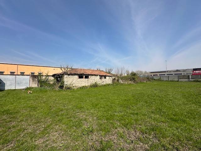 terreno edificabile in vendita a Carpiano