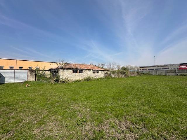 terreno edificabile in vendita a Carpiano