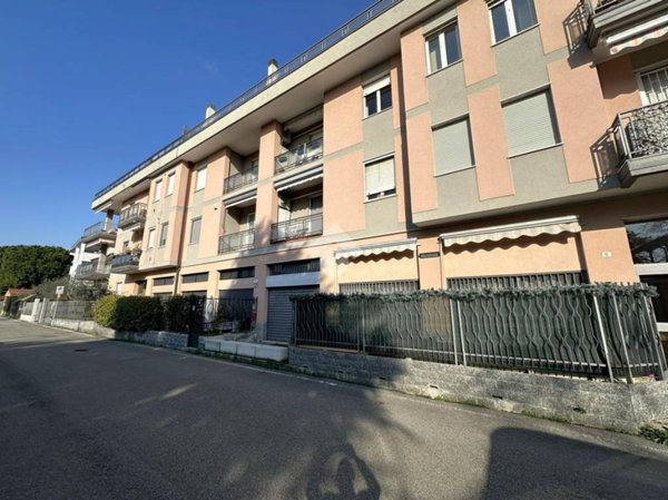 negozio in vendita a Carugate
