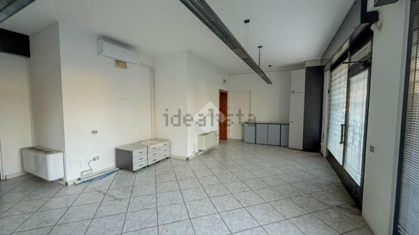 negozio in vendita a Carugate