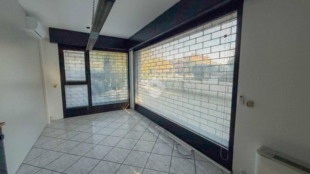 negozio in vendita a Carugate