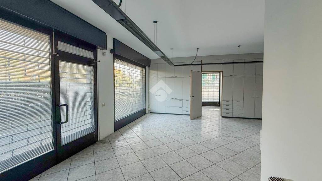 negozio in vendita a Carugate