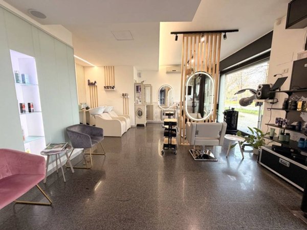 negozio in vendita a Carugate