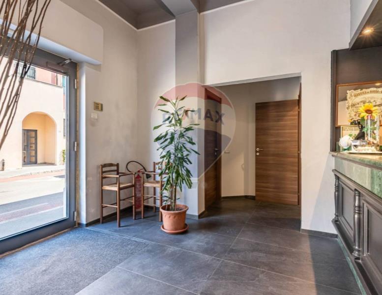 locale commerciale in vendita a Carugate