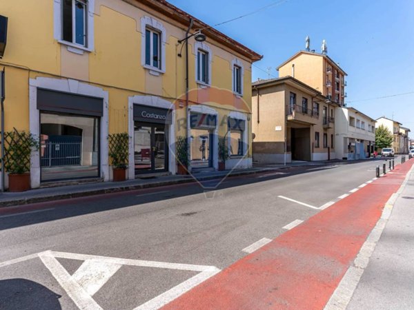 locale commerciale in vendita a Carugate