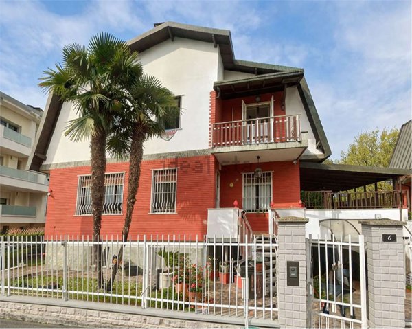 casa indipendente in vendita a Carugate