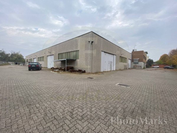 locale commerciale in vendita a Carugate