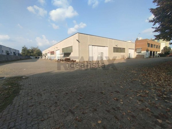 capannone in vendita a Carugate