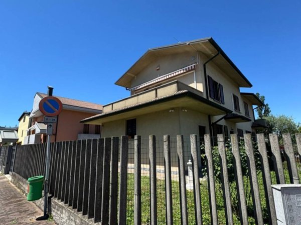 casa indipendente in vendita a Carugate