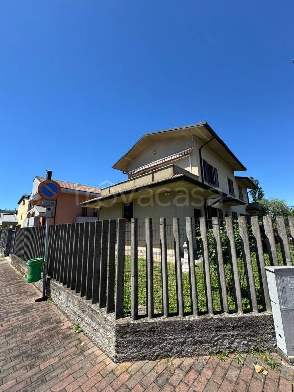 casa indipendente in vendita a Carugate