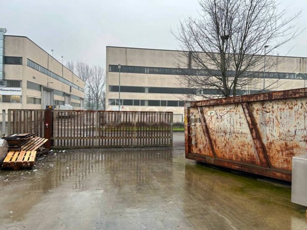 locale commerciale in vendita a Casarile