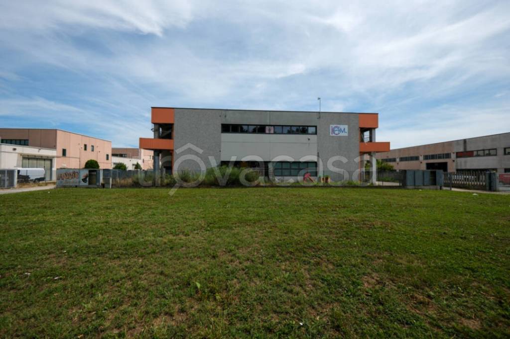 locale commerciale in vendita a Casarile