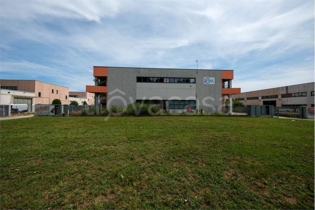locale commerciale in vendita a Casarile