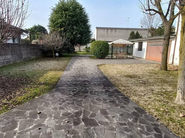 casa indipendente in vendita a Casorezzo