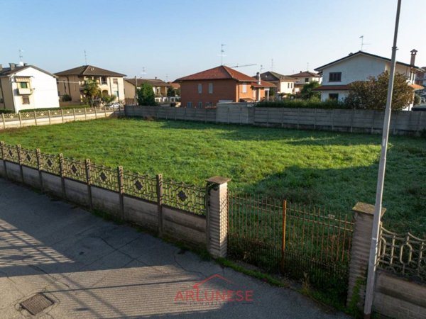 terreno edificabile in vendita a Casorezzo