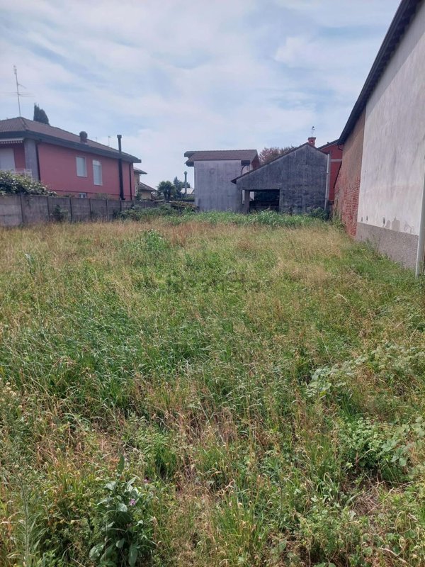 terreno edificabile in vendita a Casorezzo