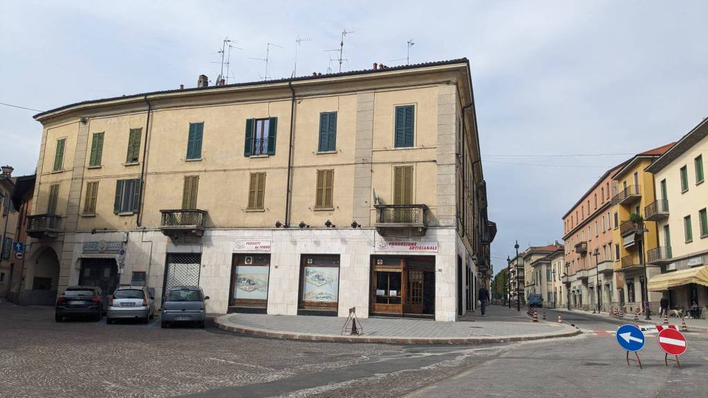 locale commerciale in vendita a Cassano d'Adda