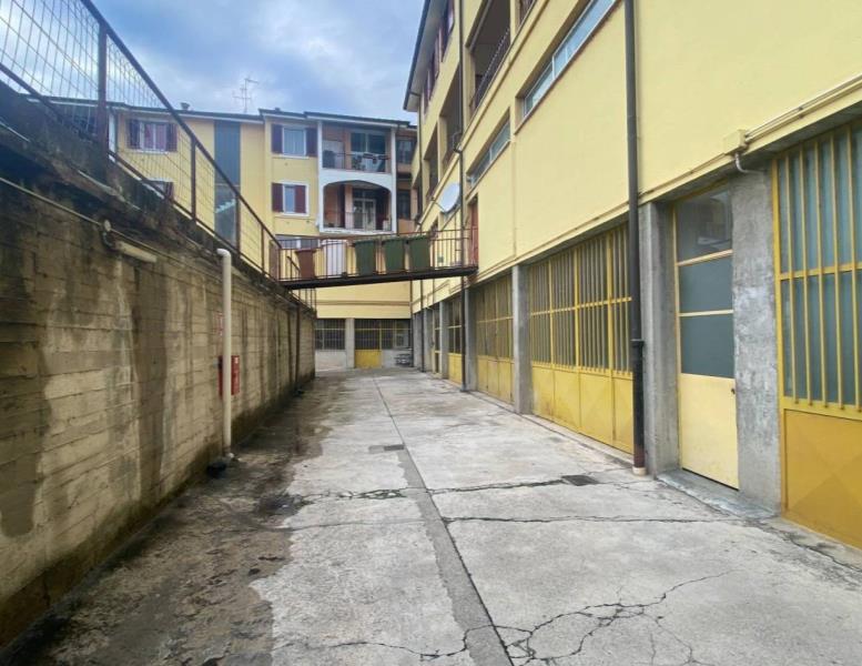 locale commerciale in vendita a Cassano d'Adda