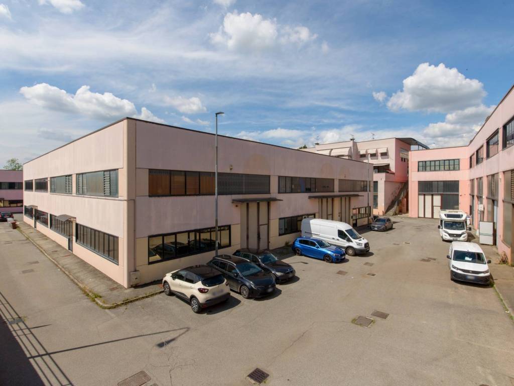 locale commerciale in vendita a Cassano d'Adda