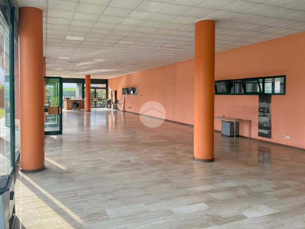 negozio in vendita a Cassano d'Adda