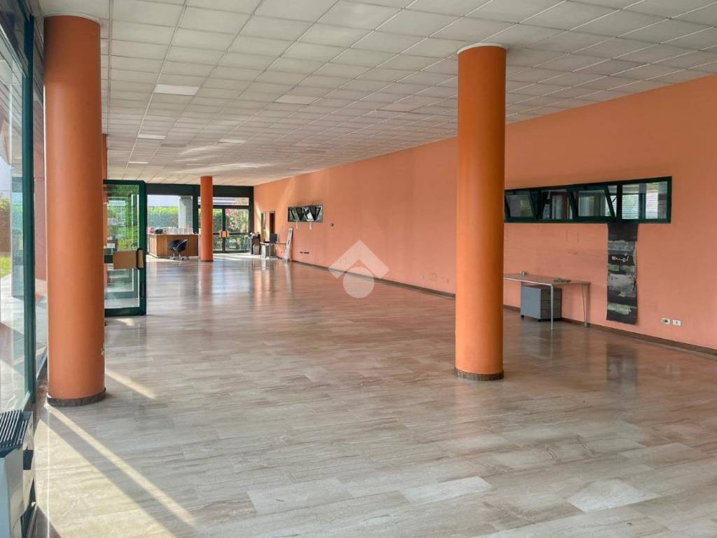 negozio in vendita a Cassano d'Adda
