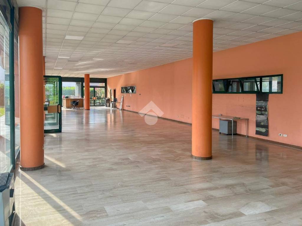 negozio in vendita a Cassano d'Adda in zona Groppello d'Adda