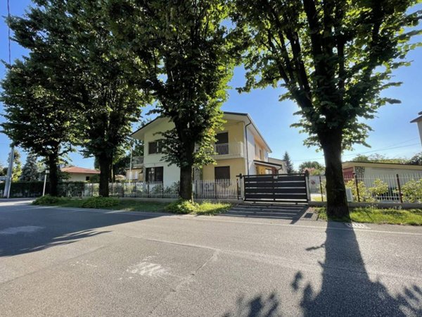 casa indipendente in vendita a Cassano d'Adda in zona Groppello d'Adda