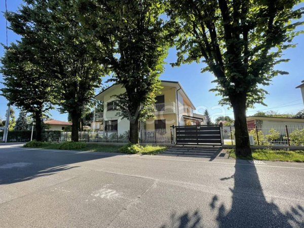 casa indipendente in vendita a Cassano d'Adda in zona Groppello d'Adda