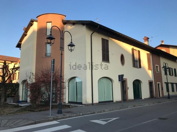 locale commerciale in vendita a Cassano d'Adda
