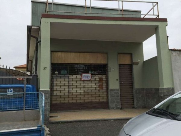 locale commerciale in vendita a Cassano d'Adda