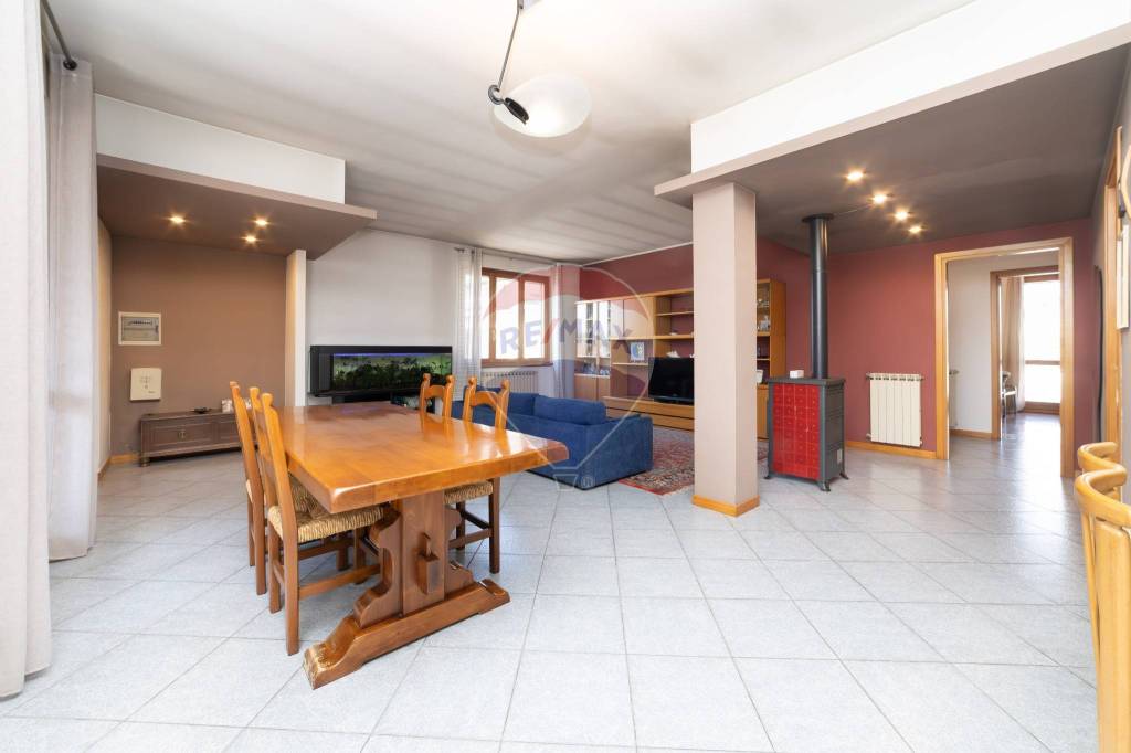 locale commerciale in vendita a Cassano d'Adda in zona Groppello d'Adda