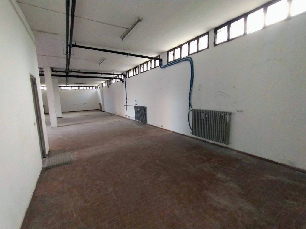 locale commerciale in vendita a Cassano d'Adda