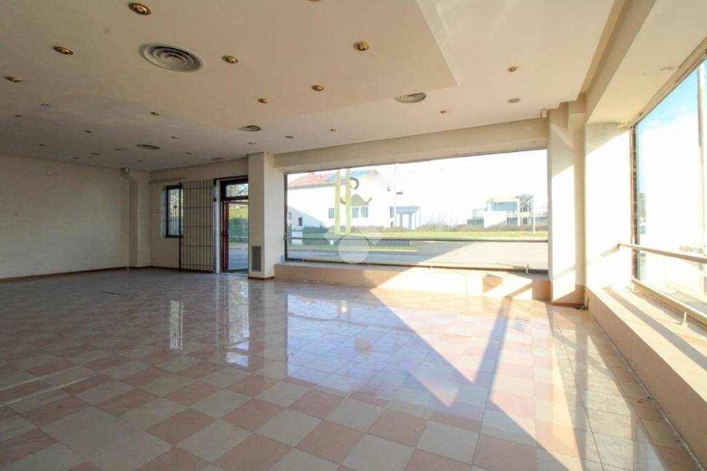 negozio in vendita a Cassano d'Adda