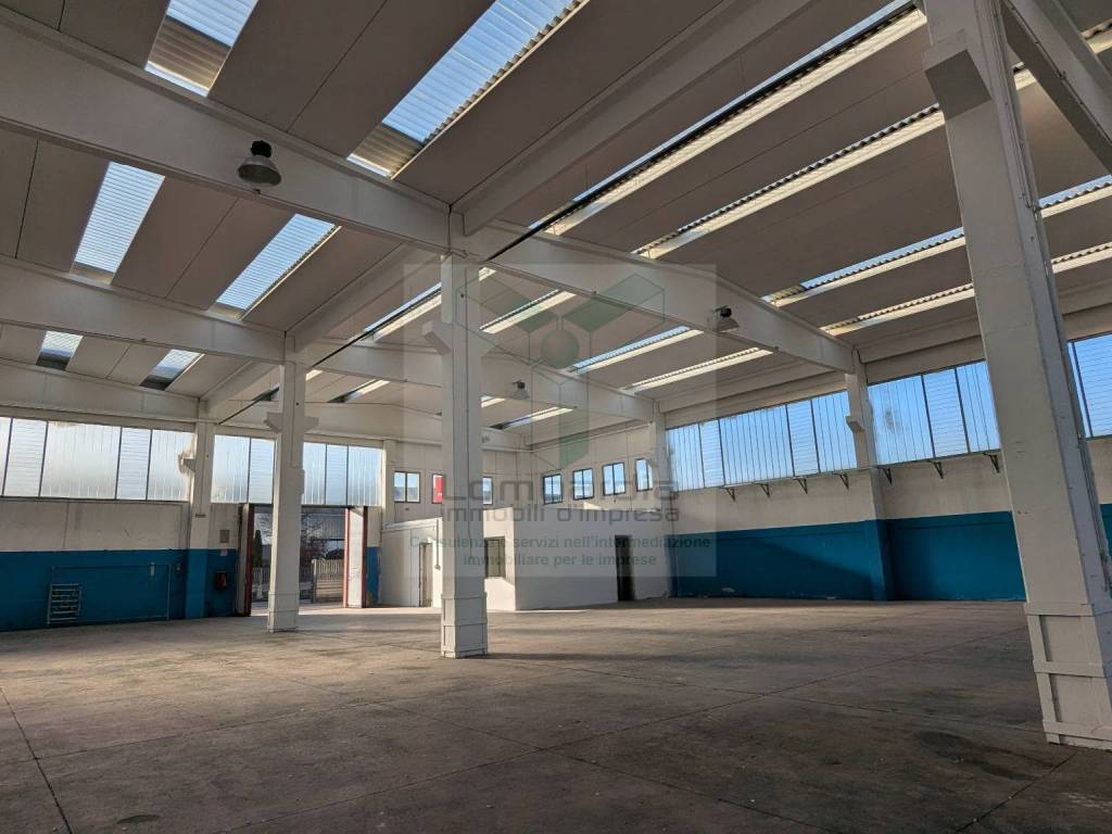 locale commerciale in vendita a Cassano d'Adda