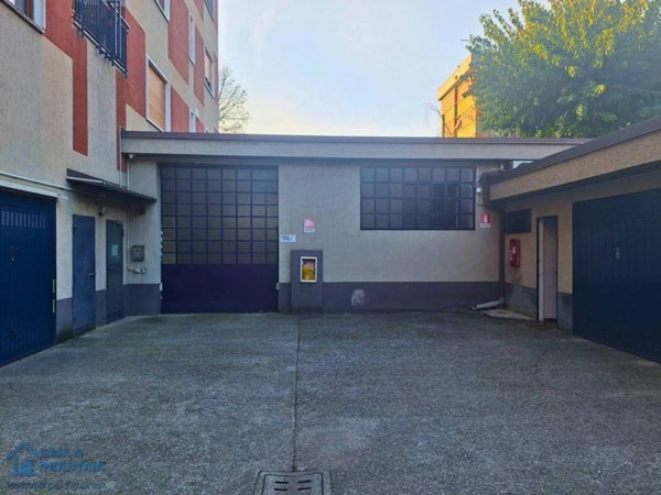locale commerciale in vendita a Cassano d'Adda