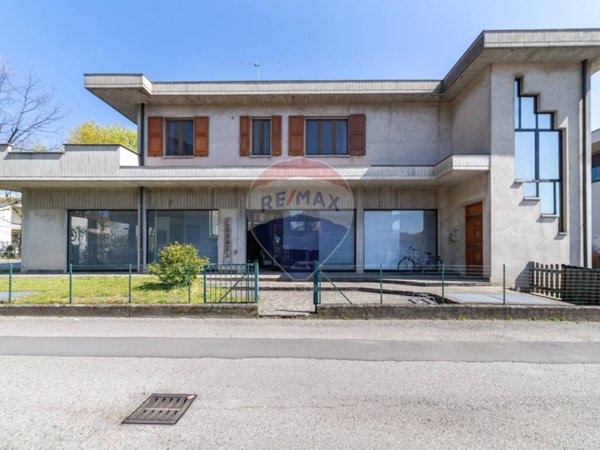 negozio in vendita a Cassano d'Adda