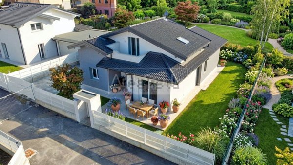 casa indipendente in vendita a Cassano d'Adda in zona Groppello d'Adda