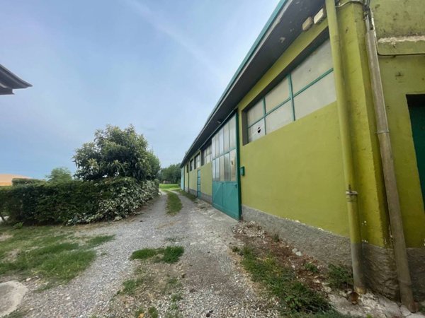 locale commerciale in vendita a Cassano d'Adda
