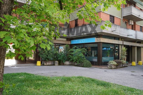 locale commerciale in vendita a Cassano d'Adda