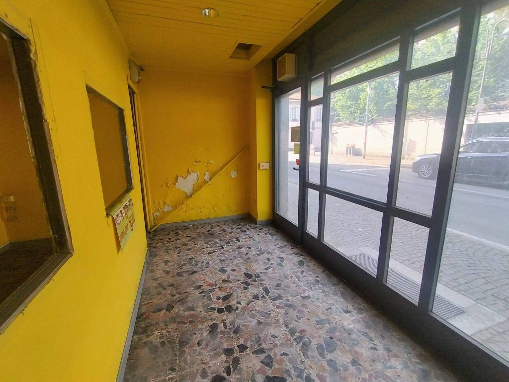 negozio in vendita a Cassano d'Adda